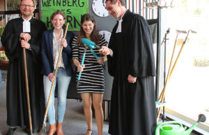 Vier, die auf ihre Weise Gottes Weinberg in Jülich bearbeiten: Dr. Udo Lenzig, Asya Stobbe, Bettina Hippe und Horst Grothe (v.l.n.r.). Foto: Arne Schenk