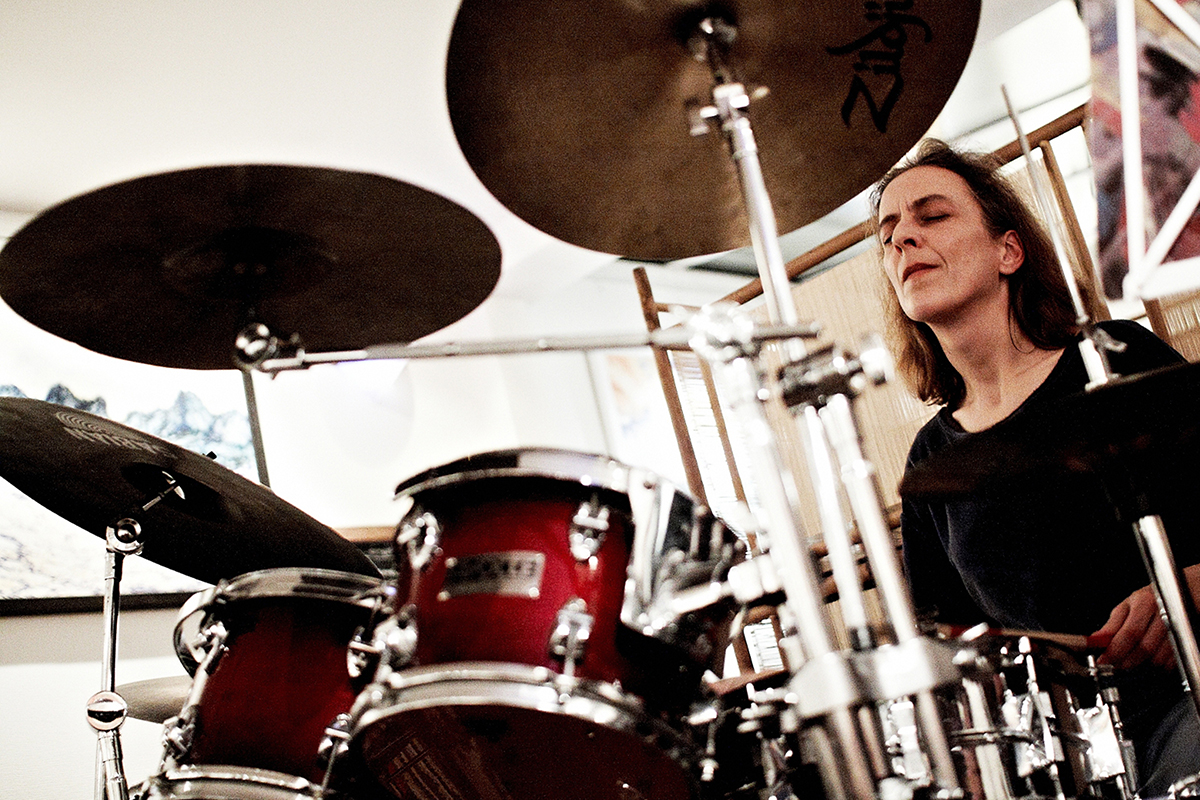 Heike Dunker spielt im Bonhoeffer-Haus. Foto: Andreas Orwat