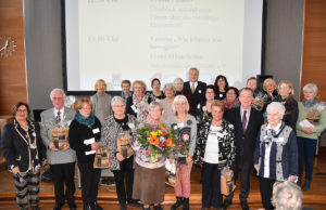 Landrat Wolfgang Spelthahn und BAGSO-Vorsitzender Franz Müntefering gratulierten der ISaR (im Bild die Kerngruppe) zu ihrem vorbildlichen Engagement und ihrer erfolgreichen Arbeit in den vergangenen 15 Jahren. Foto: Kreis Düren