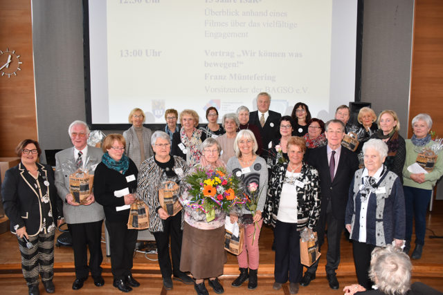 Landrat Wolfgang Spelthahn und BAGSO-Vorsitzender Franz Müntefering gratulierten der ISaR (im Bild die Kerngruppe) zu ihrem vorbildlichen Engagement und ihrer erfolgreichen Arbeit in den vergangenen 15 Jahren. Foto: Kreis Düren