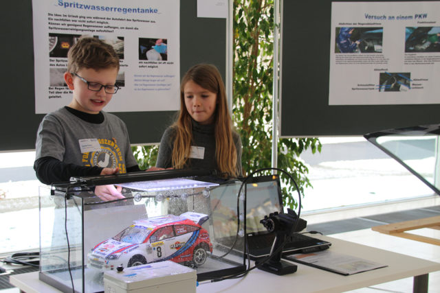 Eine Siegeridee: Spritzwasser für die Autoscheiben wird aus Regenwasser gewonnen. Foto: Dorothée Schenk