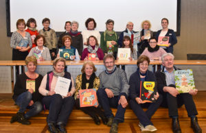 Die Lese- und Literaturpädagogin Manuela Hantschel (stehend, 1.v.l.) bildete im Rahmen eines Workshops im Kreishaus Düren weitere 22 Vorlesepatinnen und –paten aus. Foto: Kreis Düren