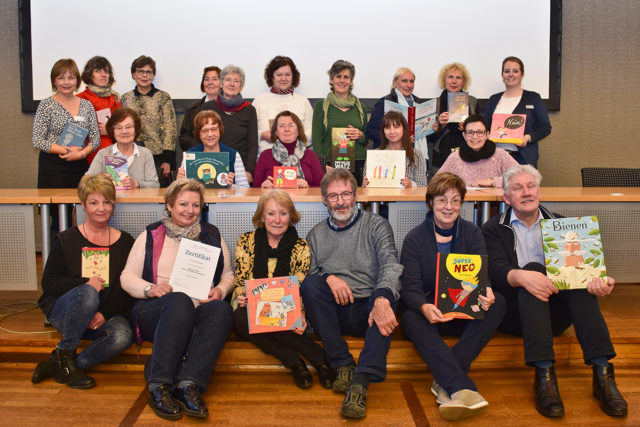 Die Lese- und Literaturpädagogin Manuela Hantschel (stehend, 1.v.l.) bildete im Rahmen eines Workshops im Kreishaus Düren weitere 22 Vorlesepatinnen und –paten aus. Foto: Kreis Düren