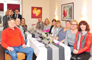 Jubilare des St. Elisabeth-Krankenhauses in Jülich mit Marcus Quintus, Kaufmännischer Leiter der Katholischen Nord-Kreis Kliniken Linnich und Jülich GmbH, und Nadja Trowski-Muckenheim, Pflegedirektorin im St. Elisabeth-Krankenhaus Jülich (hinten links stehend). Foto: S. Freyaldenhoven