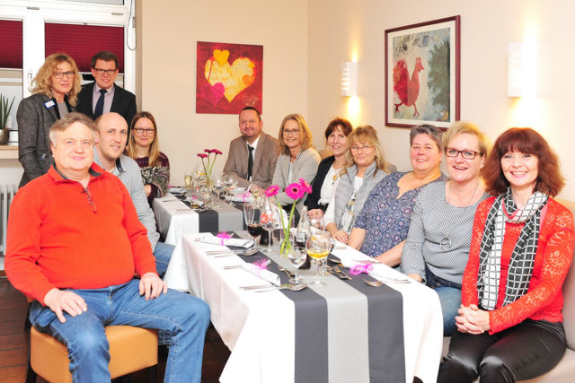 Jubilare des St. Elisabeth-Krankenhauses in Jülich mit Marcus Quintus, Kaufmännischer Leiter der Katholischen Nord-Kreis Kliniken Linnich und Jülich GmbH, und Nadja Trowski-Muckenheim, Pflegedirektorin im St. Elisabeth-Krankenhaus Jülich (hinten links stehend). Foto: S. Freyaldenhoven