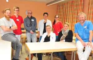 Die Kinderschutzgruppe am St. Marien-Hospital Düren – v.l. Alexander Bey (Oberarzt Kinderklinik), Simon Gilles (Gesundheits- und Kinderkrankenpfleger Station K3), Dr. Ronald Kayser (Psychologe und Diplomsportlehrer SPZ), Sabine Linden (Gesundheits-und Kinderkrankenpflegerin, Leitung Kinderambulanz), Eva Nießen (Oberärztin Gynäkologie und Geburtshilfe), Friederike Berti (Assistenzärztin Kinderklinik), Dr. Ulrike Tatsch (Assistenzärztin SPZ) und Volker Arpe (Leitender Oberarzt Kinderklinik). Foto: Kaya Erdem