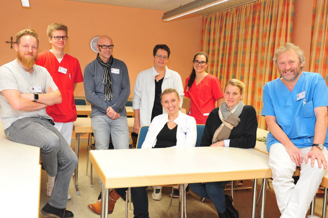 Die Kinderschutzgruppe am St. Marien-Hospital Düren – v.l. Alexander Bey (Oberarzt Kinderklinik), Simon Gilles (Gesundheits- und Kinderkrankenpfleger Station K3), Dr. Ronald Kayser (Psychologe und Diplomsportlehrer SPZ), Sabine Linden (Gesundheits-und Kinderkrankenpflegerin, Leitung Kinderambulanz), Eva Nießen (Oberärztin Gynäkologie und Geburtshilfe), Friederike Berti (Assistenzärztin Kinderklinik), Dr. Ulrike Tatsch (Assistenzärztin SPZ) und Volker Arpe (Leitender Oberarzt Kinderklinik). Foto: Kaya Erdem