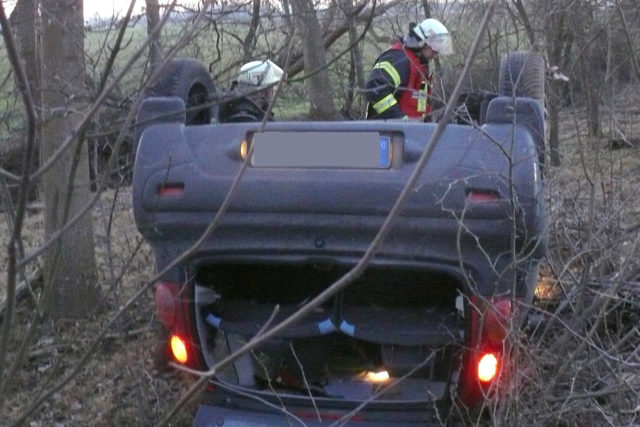 Auf dem Dach landete ein Autofahrer bei Selgersdorf. Foto: Polizei