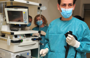 Chefarzt Dr. med. Christoph Walter und das Endoskopie-Team während einer Untersuchung im St. Elisabeth-Krankenhaus Jülich. Foto: Kaya Erdem
