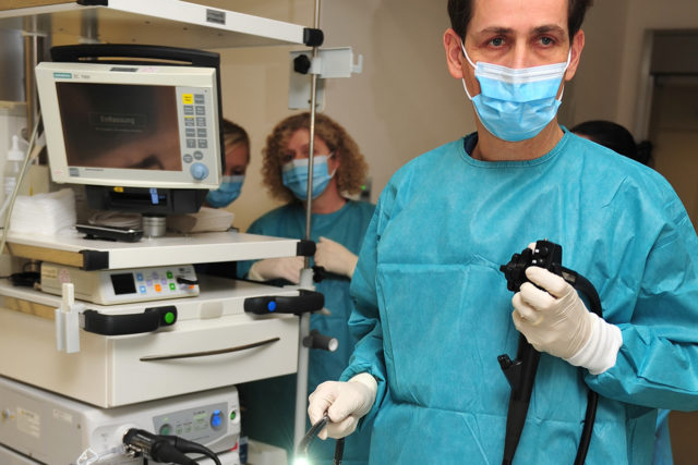 Chefarzt Dr. med. Christoph Walter und das Endoskopie-Team während einer Untersuchung im St. Elisabeth-Krankenhaus Jülich. Foto: Kaya Erdem