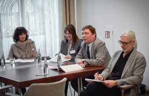Bürgermeister Axel Fuchs (Mitte rechts) mit den Experten des Forums „Sozialraum für Menschen mit Demenz gestalten“. Foto: Stadt Jülich