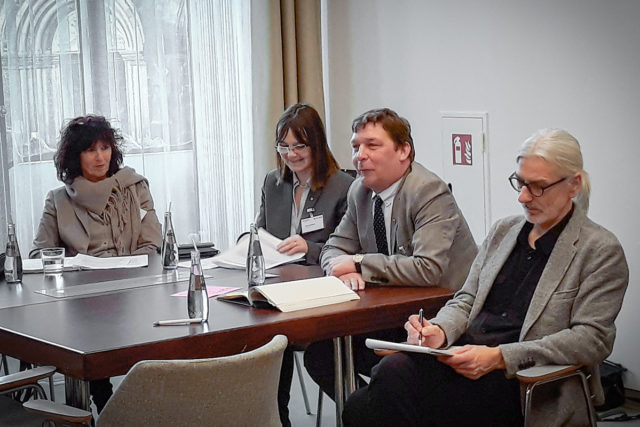 Bürgermeister Axel Fuchs (Mitte rechts) mit den Experten des Forums „Sozialraum für Menschen mit Demenz gestalten“. Foto: Stadt Jülich