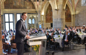 Digitalisierung, Strukturwandel und Fachkräftemangel: IHK-Präsident Wolfgang Mainz spricht vor etwa 450 Gästen im Krönungssaal des Aachener Rathauses über die Wirtschaftslage im Kammerbezirk. Foto: Andreas Herrmann