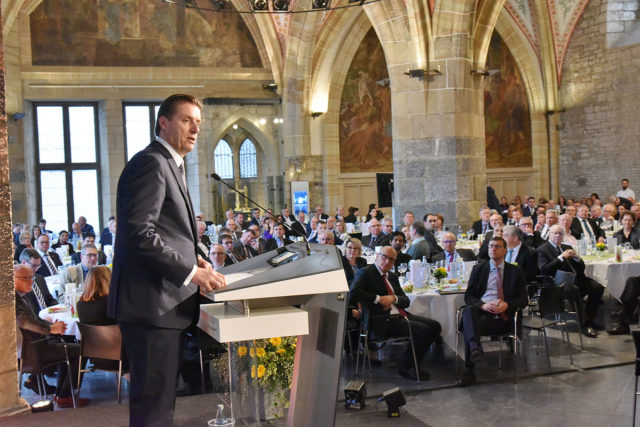 Digitalisierung, Strukturwandel und Fachkräftemangel: IHK-Präsident Wolfgang Mainz spricht vor etwa 450 Gästen im Krönungssaal des Aachener Rathauses über die Wirtschaftslage im Kammerbezirk. Foto: Andreas Herrmann