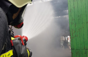 Über 12 Stunden im Einsatz. Warum die Scheune in Kirchberg in Brand geriet, ermittelt jetzt die Kripo. Foto: Freiwillige Feuerwehr Jülich