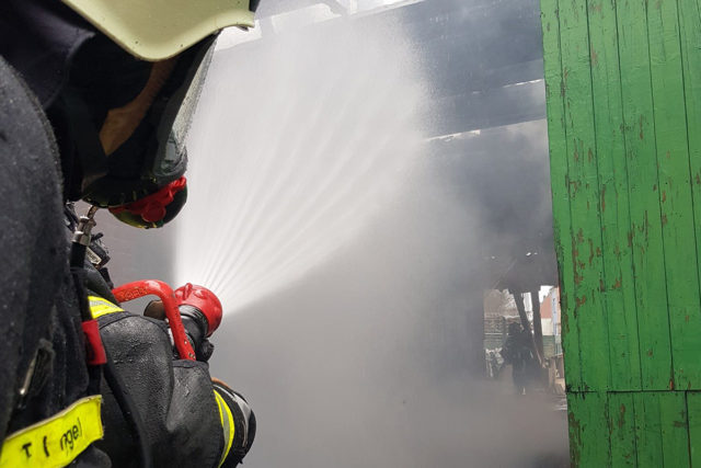 Über 12 Stunden im Einsatz. Warum die Scheune in Kirchberg in Brand geriet, ermittelt jetzt die Kripo. Foto: Freiwillige Feuerwehr Jülich