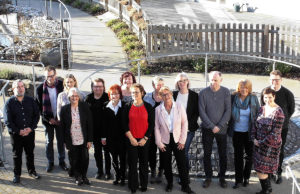 Abschlussfeier des Hospizkurses (v.l.): Rudolf Stellmach, Michael Schieren, Doris Jenke, Dagmar Amthor, Steffi Vonderstein, Hedy Kick, Gaby Gemünd, Tine Lago Quast, Kirsten Teppler, Birgit Kowald, Silvia da Silva, Thomas Feldmann, Lydia Fleischhauer-Fuß, Winfried Zeller, Daniela Groß. Foto: Ambulanter Caritas-Hospizdienst Düren