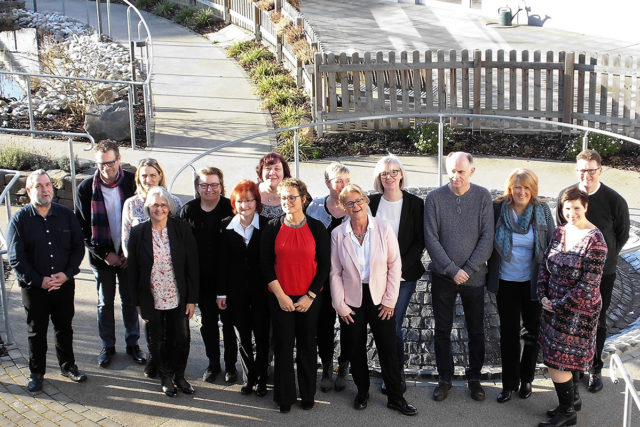 Abschlussfeier des Hospizkurses (v.l.): Rudolf Stellmach, Michael Schieren, Doris Jenke, Dagmar Amthor, Steffi Vonderstein, Hedy Kick, Gaby Gemünd, Tine Lago Quast, Kirsten Teppler, Birgit Kowald, Silvia da Silva, Thomas Feldmann, Lydia Fleischhauer-Fuß, Winfried Zeller, Daniela Groß. Foto: Ambulanter Caritas-Hospizdienst Düren