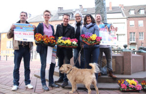 Zur guten Tradition gehört es inzwischen, dass im Vorfeld zum Frühlingsfest der Werbegemeinschaft Blumen verteilt werden. Foto: Arne Schenk