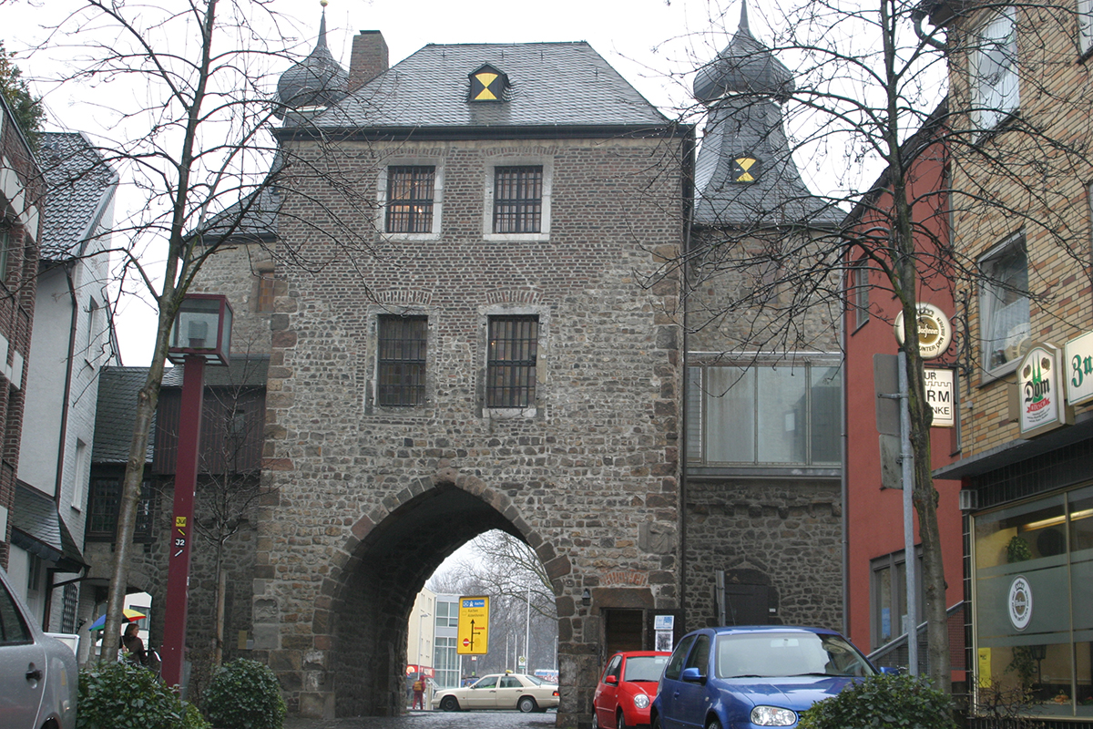 Der Hexenturm ist das Tor zur Kleinen Rurstraße. Foto: Arne Schenk/Archiv