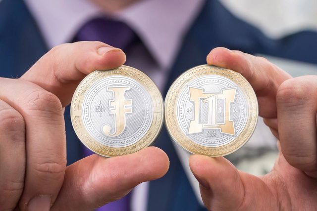 Den JUELCOIN in der Hand | Foto: alfexe - stock.adobe.com / JuelcoinGruppe