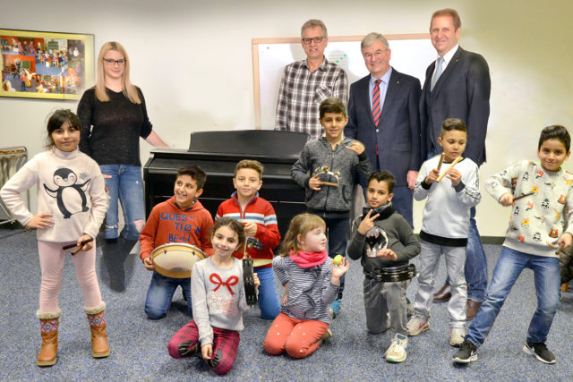 Dozentin Jasmin Zymelka, (v.l.n.r.), Leiter Bernhard Dolfus, Vorstand Lions Club Jülich, Dieter Schnabel und Michael Schöning und Kinder aus dem geförderten Kleinen Orff-Orchester der Musikschule. Bild: Musikschule Stadt Jülich