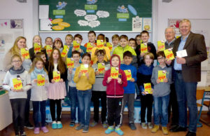 Buchübergabe an die G10 der Promenadenschule. Foto: Günther Hamacher