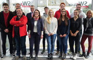 Ausbilder und Auszubildende der Stadtwerke Jülich (v.l.) Daniel Almeida, Heiko Weylo, Mario Netz, Rainer Derichs, Dr. Anja Böhm, Pascal Klein, Annika Napieraj, Sebastian Plensky, Rica Neffgen, Michele Dohms, Alexander Senker und Gaby Peters. Foto: SWJ