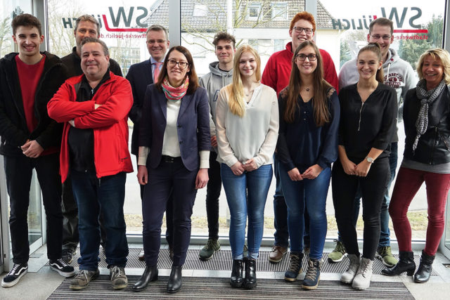 Ausbilder und Auszubildende der Stadtwerke Jülich (v.l.) Daniel Almeida, Heiko Weylo, Mario Netz, Rainer Derichs, Dr. Anja Böhm, Pascal Klein, Annika Napieraj, Sebastian Plensky, Rica Neffgen, Michele Dohms, Alexander Senker und Gaby Peters. Foto: SWJ