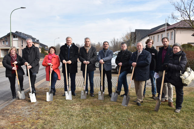 Der erste Spatenstich ist getan: Landrat Wolfgang Spelthahn, Langerwehes Bürgermeister Heinrich Göbbels und die Projektbeteiligten stellten die Baumaßnahme an der Kreisstraße 45 vor. Foto: Kreis Düren