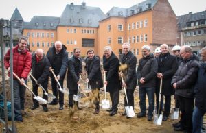 Die Spaten sind gewetzt: Landrat Wolfgang Spelthahn (6.v.l.), Bürgermeister Axel Fuchs (5.v.l.), Geschäftsführer der GIS Peter Kaptain (2.v.l.), Lamers-Geschäftsführer Moritz Jansen (4.v.r.) und alle weiteren Projektbeteiligten signalisieren den Baubeginn des Kreishauses in Jülich. | Foto: Arne Schenk