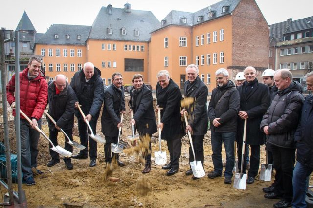 Die Spaten sind gewetzt: Landrat Wolfgang Spelthahn (6.v.l.), Bürgermeister Axel Fuchs (5.v.l.), Geschäftsführer der GIS Peter Kaptain (2.v.l.), Lamers-Geschäftsführer Moritz Jansen (4.v.r.) und alle weiteren Projektbeteiligten signalisieren den Baubeginn des Kreishauses in Jülich. | Foto: Arne Schenk