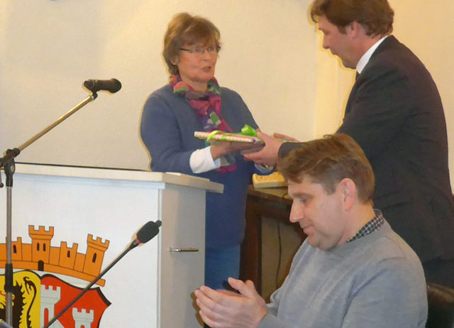 Elisabeth Vietzke übergibt Bürgermeister Axel Fuchs die Unterschriften. Foto: Verein