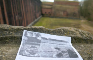 Abbildung: Blick auf die rechte Flanke der Zitadellenbastion St. Salvator, heute und nach der Belagerungsübung von 1860. | Foto: HZG