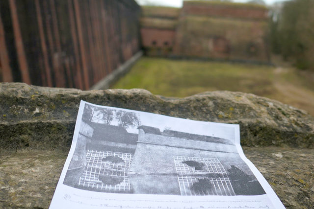 Abbildung: Blick auf die rechte Flanke der Zitadellenbastion St. Salvator, heute und nach der Belagerungsübung von 1860. | Foto: HZG