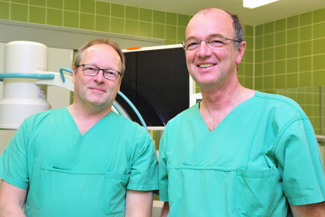 Oberarzt Alwin Bulla und Chefarzt Dr. med. Klaus Hindrichs im St. Elisabeth-Krankenhaus Jülich. Foto: Kaya Erdem