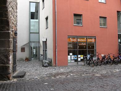 Die Stadtbücherei in Jülich hat dienstags mittwochs, freitags und samstags geöffnet.