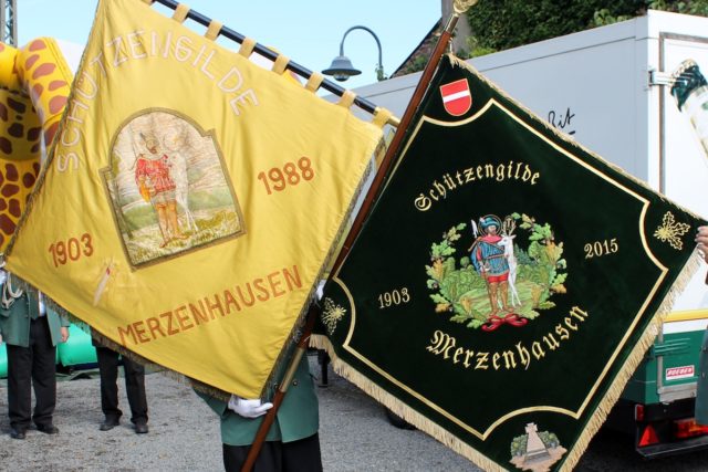 Die Fahnen der Schützengilde Merzenhausen. Foto: Verein