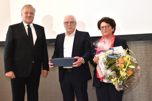 Landrat Wolfgang Spelthahn (l.) wünschte der scheidenden Schulamtsdirektoren Anna Helene Lürken und ihrem Mann Peter alles Gute für die Zukunft. Foto: Kreis Düren