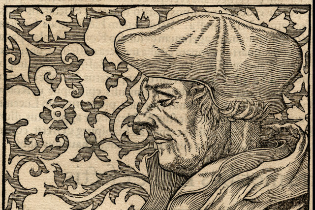 Abbildung: Porträt des Erasmus von Rotterdam, Holzschnitt aus Sebastian Münster, Kosmographie, 1550 (Original und Foto: Museum Zitadelle Jülich)