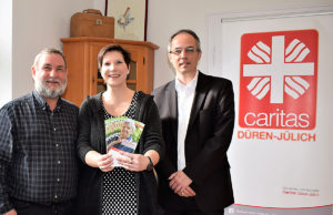 Daniela Groß flankiert von Dirk Hucko (r) und Rudolf Stellmach (l). Foto: Erik Lehwald/Caritas