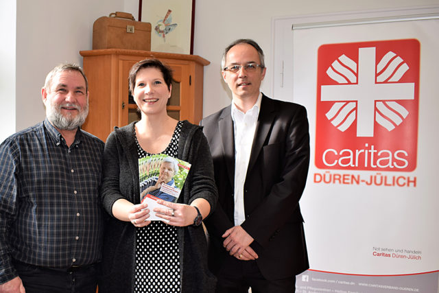 Daniela Groß flankiert von Dirk Hucko (r) und Rudolf Stellmach (l). Foto: Erik Lehwald/Caritas