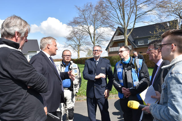 Sie appellierten im Pressegespräch an alle Biker, verantwortungsbewusst zu fahren: Landrat Wolfgang Spelthahn (2.v.l.), Olaf Biethan und Michael Lenzen vom Bundesverband der Motorradfahrer (3. und 5. v.l.), Polizeioberrat Wolfgang Heimbach (Mitte) und Hürtgenwalds Bürgermeister Axel Buch (2.v.r.). Foto: Kreis Düren