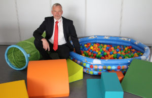 Das Bällebecken ist bereits für die Krabbelkinder vorbereitet. Willi Bemberg erwartet die Teilnehmer beim neuen DRK-Familienbildungsangebot. Foto: Dorothée Schenk