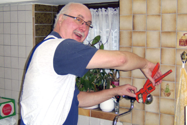 Wenn der Wasserhahn tropft oder der Abfluss verstopft ist, hilft Theo Granderath. Foto: Stadt Jülich/E.Fasel-Rüdebusch