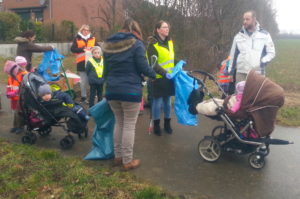 Der Natuschutzverein sammelte Abfall mit dem Kindergarten in Koslar. Foto: Verein