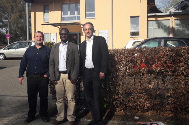 Caritas-Vorstand Dirk Hucko (v.r.) stellt Emmanuel Ndahayo von der Integrationsagentur gemeinsam mit Fachbereichsleiter Rudolf Stellmach vor. Foto: Erik Lehwald/Caritasverband Düren-Jülich