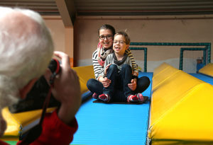 Raphael und eine Schwester haben sichtlich Spaß am "Shooting". Foto: tee