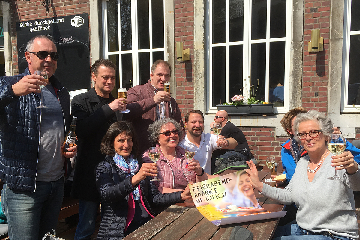 Die Werbegemeinschaft lädt 14-täglich zwischen Mai und September zum Feierabendmarkt in die Jüicher City. Foto. tee