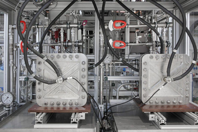 PEM-Elektrolysezellen100-kW-Elektrolysesystem mit zwei PEM-Elektrolysestacks Copyright: Forschungszentrum Jülich / R.-U. Limbach